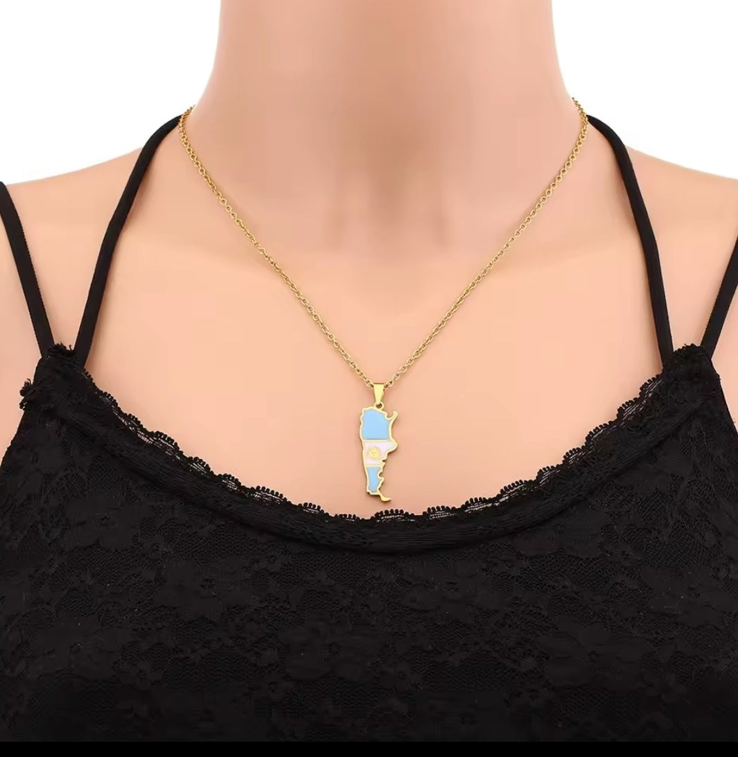 Collar Mapa de Argentina con Bandera – Acero Inoxidable Dorado| Regalo Patriótico Elegante